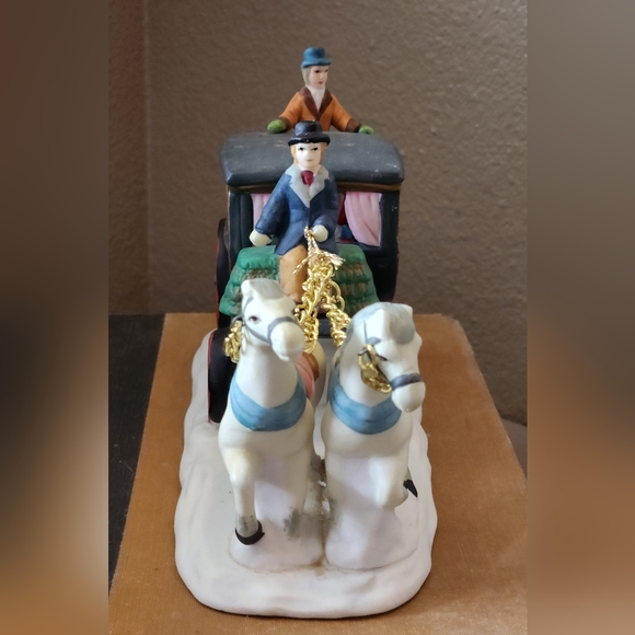Dickens Village Stagecoach Porcelain Accessory - Picture 7 of 13